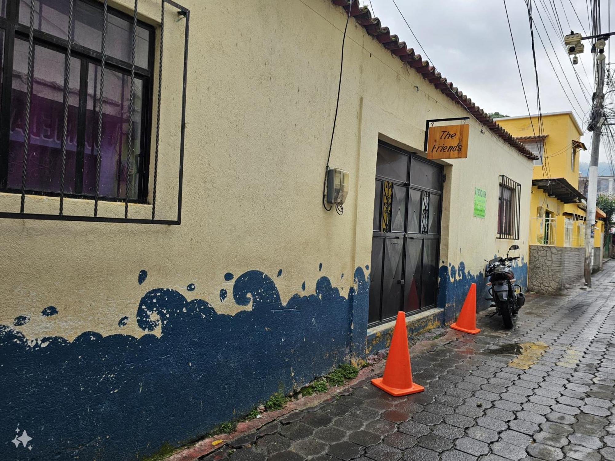 Hostal The Friends Panajachel Exterior photo